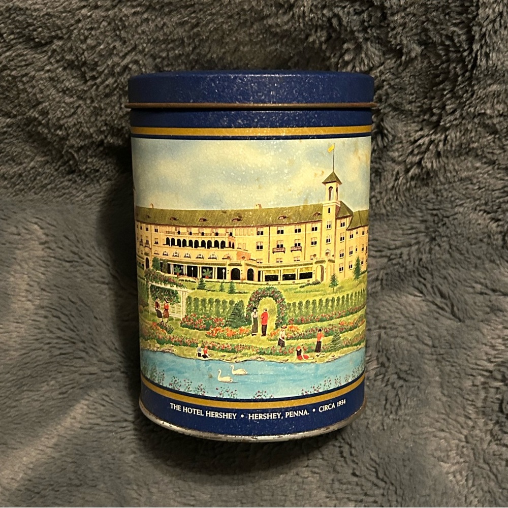 😉Bundle Days😉 1992 Hershey Kisses Tin/Canister Hometown Series Hotel Hershey #9